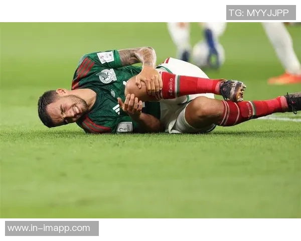 内马尔拼尽全力带伤出战90分钟赛后紧急冰敷膝盖伤处